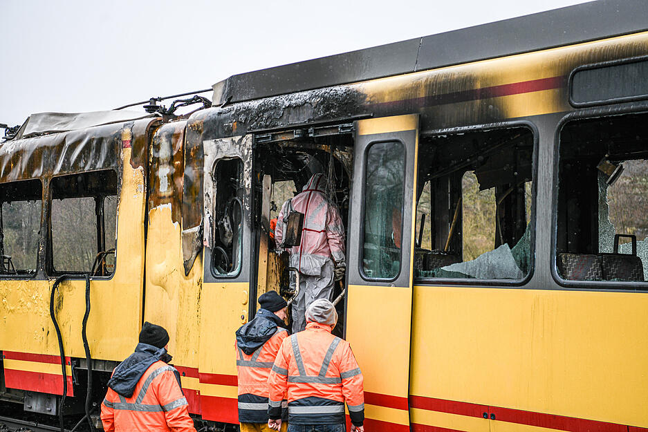 Kriminaltechniker sichern Spuren nach dem Zusammenstoß eines Tanklasters mit einer Stadtbahn. Kriminaltechniker sichern Spuren nach dem Zusammenstoß eines Tanklasters mit einer Stadtbahn.