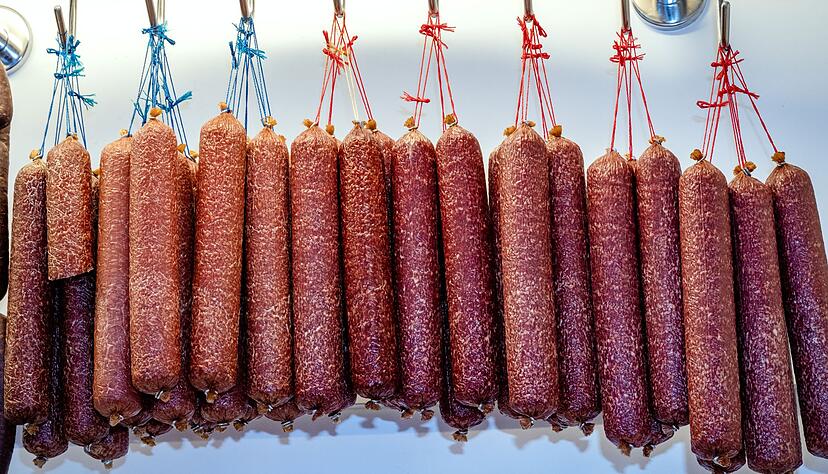 Tonnenweise Wildwürste und Co: Jäger und Jägerinnen haben mehr Wildfleisch vermarktet als in der Vorsaison. (Symbolfoto) Tonnenweise Wildwürste und Co: Jäger und Jägerinnen haben mehr Wildfleisch vermarktet als in der Vorsaison. (Symbolfoto)