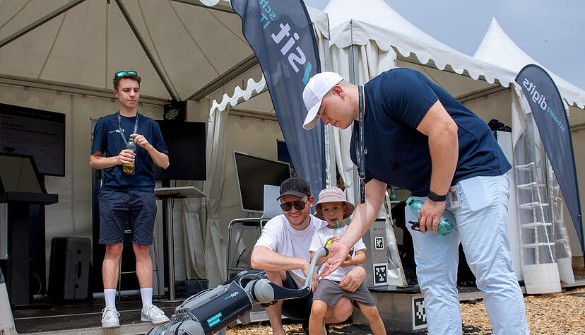 Beim KI-Festival in Heilbronn konnten Besucher einem Roboter-Hund begegnen – das ist nur eins von vielen Beispielen für praktische KI-Anwendung gewesen.
Foto: Mario Berger