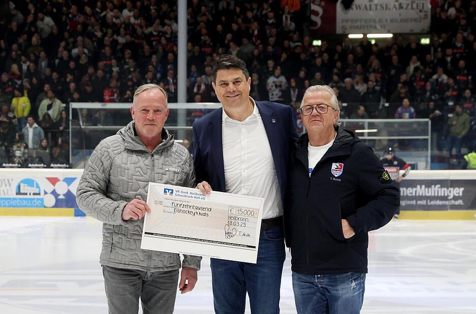 Vor dem Spiel in Heilbronn gab es noch eine Check-Übergabe der VR Bank.