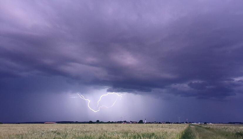 Auf Hitze folgen Gewitter in Baden-Württemberg. (Symbolbild) Auf Hitze folgen Gewitter in Baden-Württemberg. (Symbolbild)