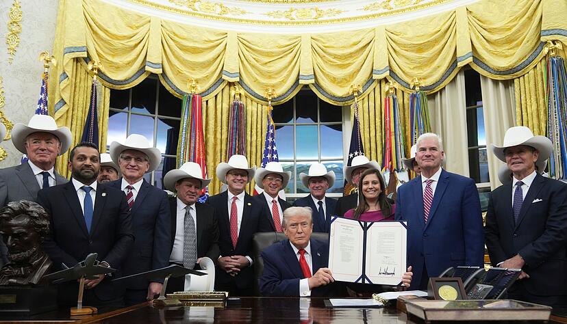 Das legendäre Eishockeyteam im Oval Office. Das legendäre Eishockeyteam im Oval Office.