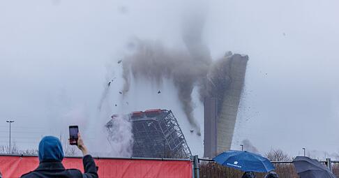 Mit 600 Kilogramm Sprengstoff wurde der alte Schornstein zu Fall gebracht.