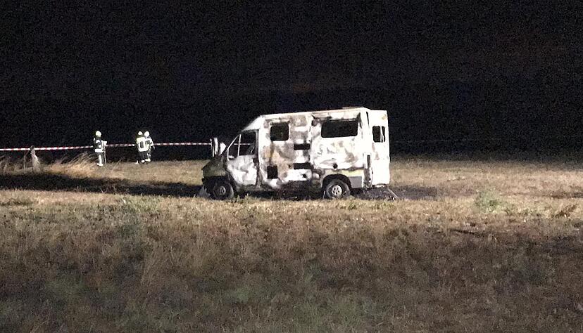 Der ausgebrannte Camper mit zwei Leichen wurde auf einer Anhöhe über Pfaffenhofen gefunden. Die Feuerwehr hat das Gelände am Sonntagabend weiträumig abgesperrt. Foto: Alexander Klug Der ausgebrannte Camper mit zwei Leichen wurde auf einer Anhöhe über Pfaffenhofen gefunden. Die Feuerwehr hat das Gelände am Sonntagabend weiträumig abgesperrt. Foto: Alexander Klug