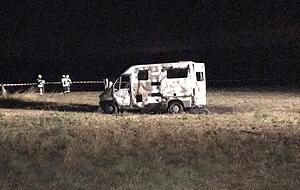 Der ausgebrannte Camper mit zwei Leichen wurde auf einer Anhöhe über Pfaffenhofen gefunden. Die Feuerwehr hat das Gelände am Sonntagabend weiträumig abgesperrt. Foto: Alexander Klug