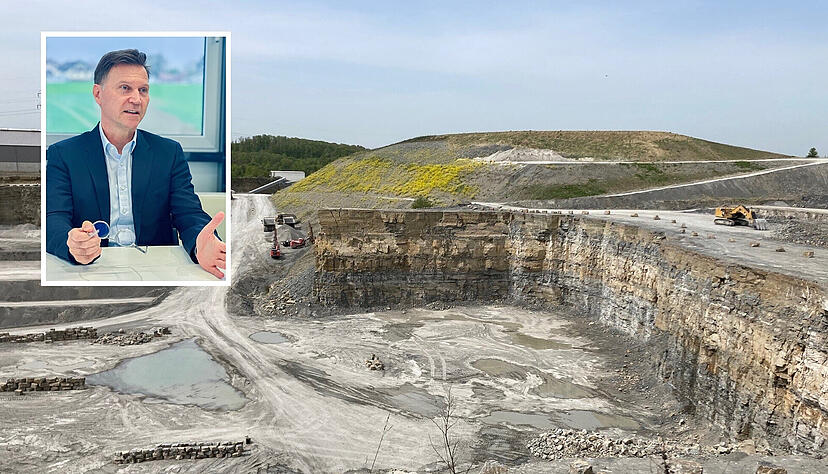 Er will das in Rüblingen geplante Pilotprojekt zur teilweisen Wiederaufbereitung alten Asphalts noch besser erklären: NovoRock-Geschäftsführer Martin Weiß kündigt im Interview nun eine vertieftere Prüfung an. Er will das in Rüblingen geplante Pilotprojekt zur teilweisen Wiederaufbereitung alten Asphalts noch besser erklären: NovoRock-Geschäftsführer Martin Weiß kündigt im Interview nun eine vertieftere Prüfung an.