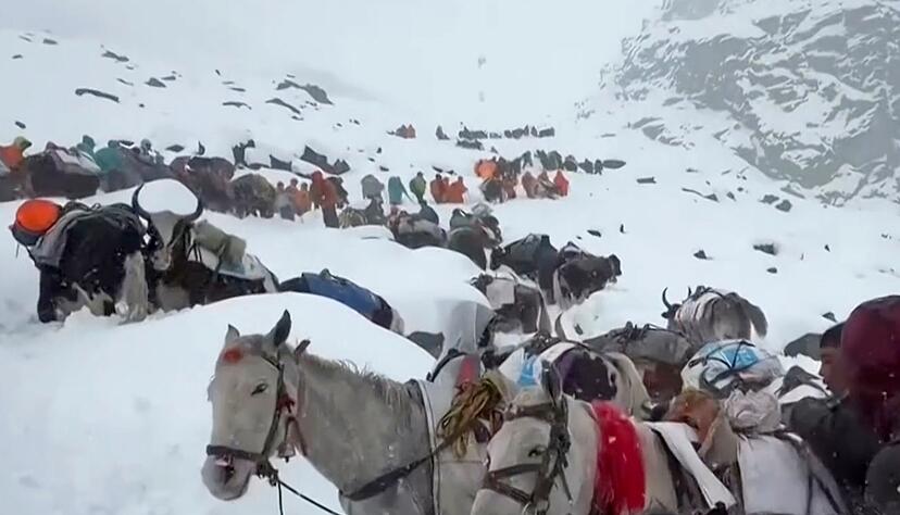 Wanderer sitzen am Mount Everest fest.