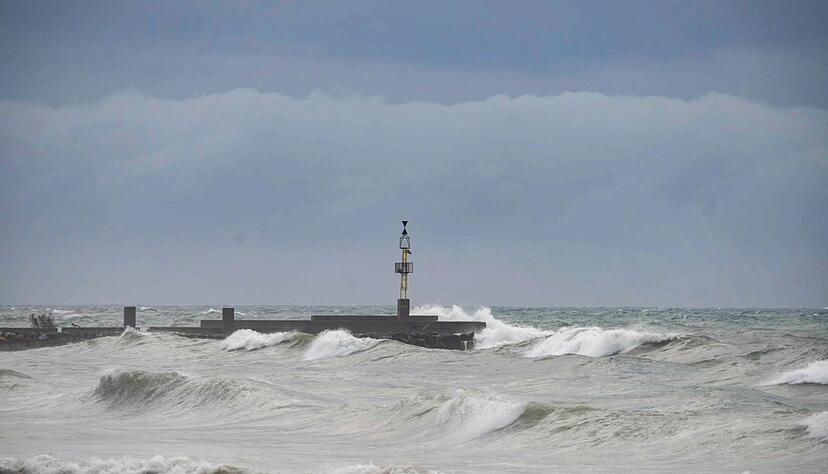 &laquo;Leonardo&raquo; brachte viel Regen und hohe Wellen an den K&uuml;sten Spaniens und Portugals. (Archiv-Bild)