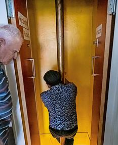 An der Rutschstange einen Stock tiefer. Diesen Weg nutzen fast alle Leser.