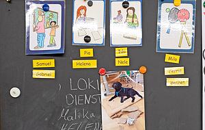 Das Bord zeigt, wer Loki-Dienst hat. Der Papierkorb muss auf dem Tisch stehen.