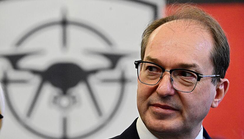 Innenminister Dobrindt dankt der Bundespolizei, die beim Aufbau des neuen Drohnenabwehrzentrums eine wichtige Rolle spielt.