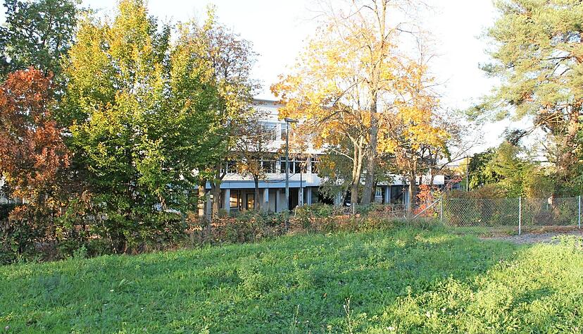 Auf dieser Fl&auml;che soll der Hort der H&ouml;lderlin-Grundschule Lauffen gebaut werden und damit in direkter Nachbarschaft zur Grundschule, die im Hintergrund zu sehen ist.