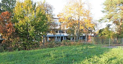 Auf dieser Fl&auml;che soll der Hort der H&ouml;lderlin-Grundschule Lauffen gebaut werden und damit in direkter Nachbarschaft zur Grundschule, die im Hintergrund zu sehen ist.