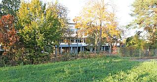 Auf dieser Fl&auml;che soll der Hort der H&ouml;lderlin-Grundschule Lauffen gebaut werden und damit in direkter Nachbarschaft zur Grundschule, die im Hintergrund zu sehen ist.