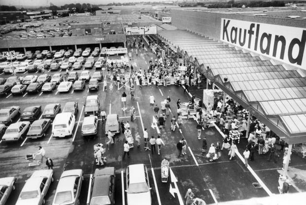 11.09.1984. Großer Ansturm. 30 000 Kunden aus einem Umkreis bis zu 100 km kommen zur Eröffnung in das Warenhaus, dem größten Selbstbedienungsgeschäft der Region Franken.