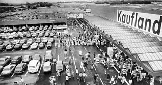 11.09.1984. Großer Ansturm. 30.000 Kunden aus einem Umkreis bis zu 100 Kilometer kommen zur Eröffnung in das Warenhaus in Neckarsulm, dem größten Selbstbedienungsgeschäft der Region Franken.