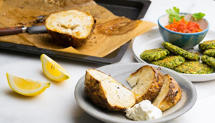 Mit Fleur de Sel, frisch gemahlenem Pfeffer, Oliven&ouml;l, Zitronensaft und etwas Schmand kommt der Ofensellerie auf den Tisch.