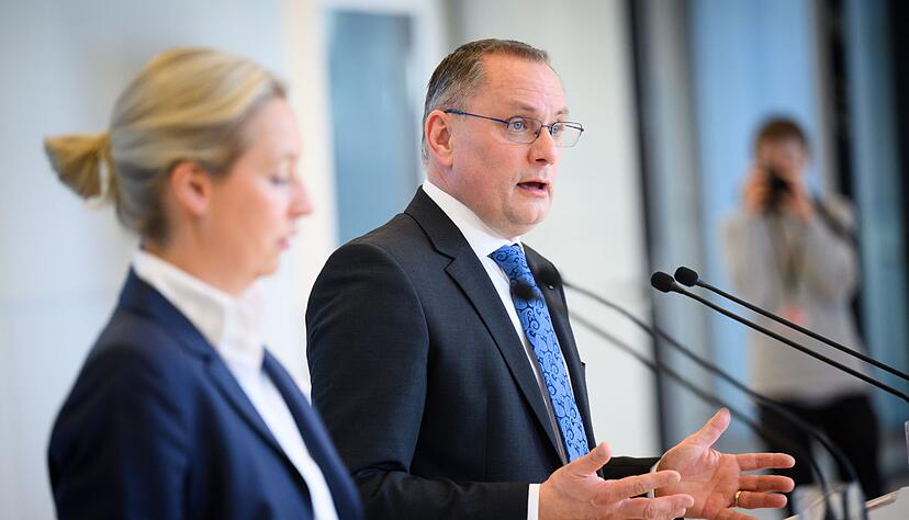 Die AfD-Fraktionsspitze um Alice Weidel und Tino Chrupalla hatte einen Ausschluss Wenzels beantragt. Die AfD-Fraktionsspitze um Alice Weidel und Tino Chrupalla hatte einen Ausschluss Wenzels beantragt.