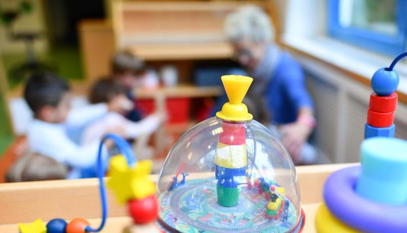 Eine Erzieherin spielt in einer Kita mit Kindern. Eine Erzieherin spielt in einer Kita mit Kindern.