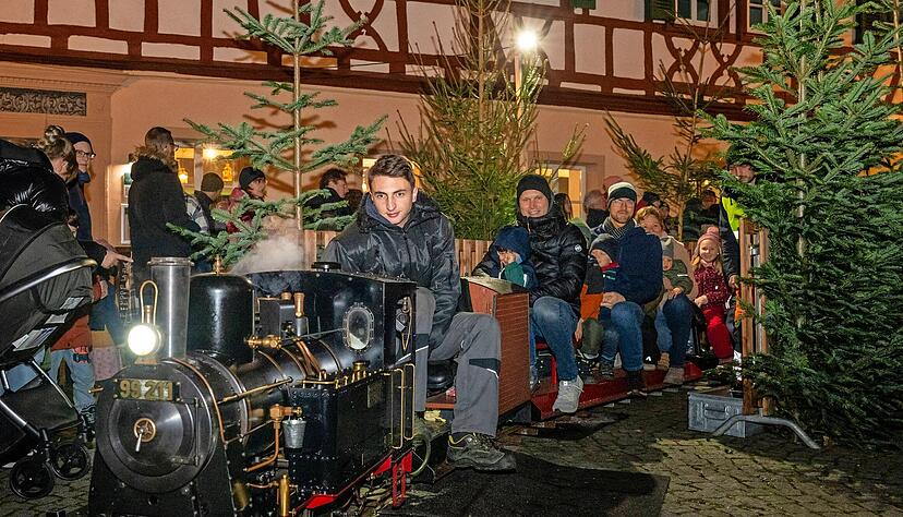 Die Dampfbahn dreht zischend ihre Runden. Der Öhringer Weihnachtsmarkt war zur Eröffnung gut besucht.