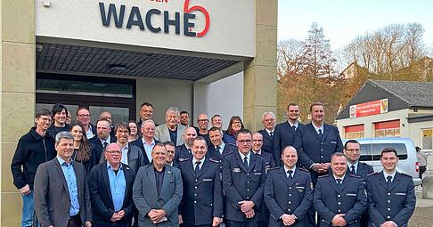 Gruppenbild mit Feuerwehrleuten und der Eppinger Verwaltungsspitze um OB Klaus Holaschke. Hinter der Gruppe: der ehemalige Pavillon der Volksbank.
Fotos: J&ouml;rg K&uuml;hl