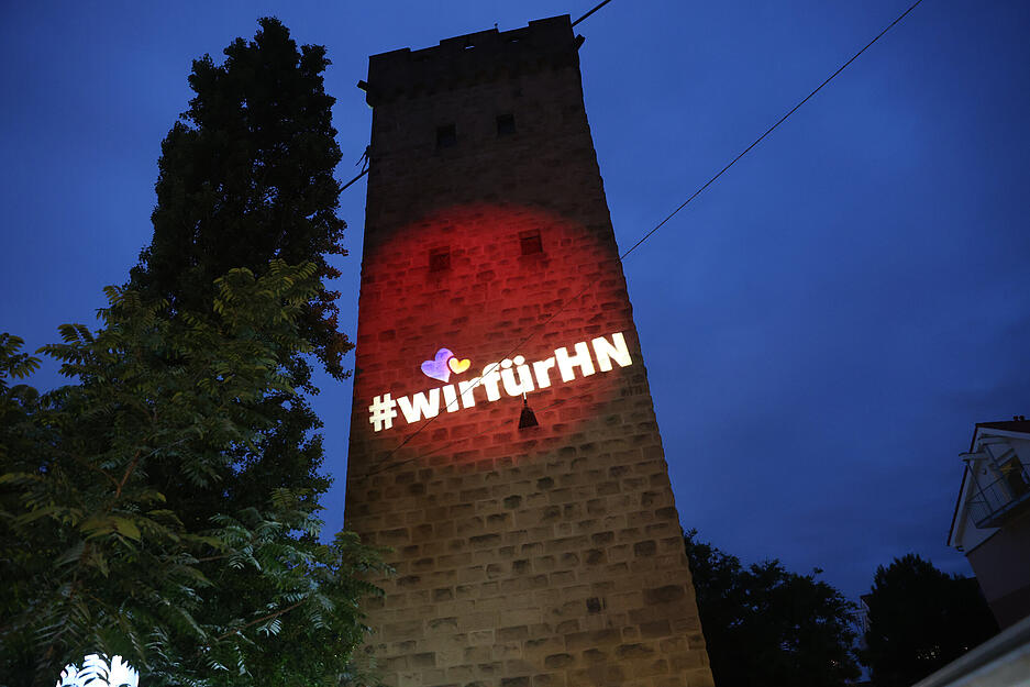 Den ganzen Tag über regnete es. Den ganzen Tag über regnete es.