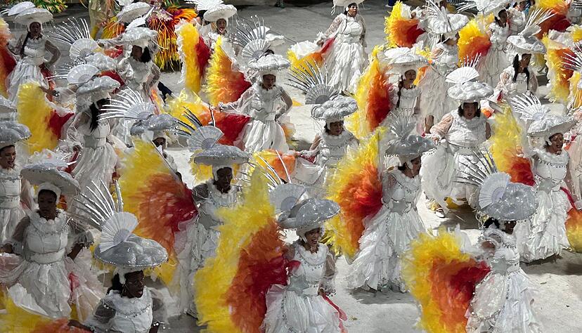 Tausende T&auml;nzer und Musiker traten bei der &laquo;Parade der Champions&raquo; bis in den fr&uuml;hen Sonntagmorgen auf.