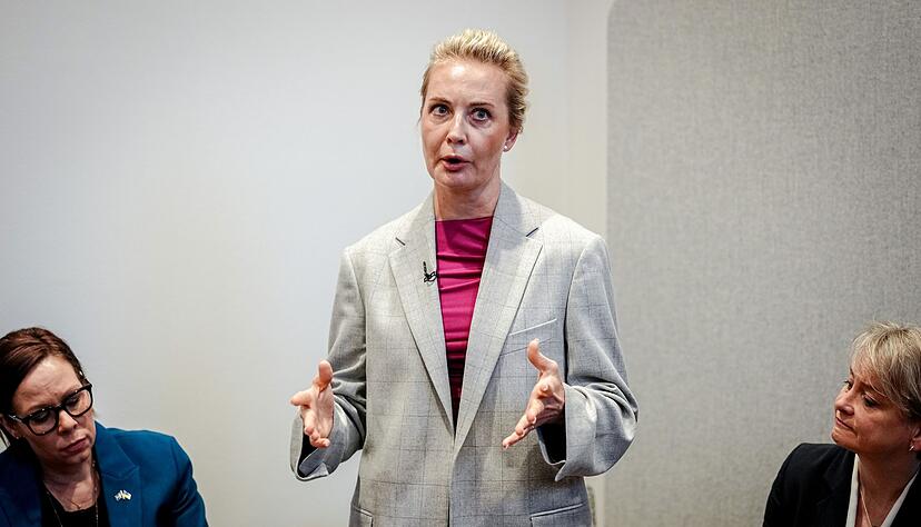 Die Witwe des russischen Oppositionsf&uuml;hrers Alexej Nawalny, Julia, fordert bei einem Auftritt mit Au&szlig;enminister Johann Wadephul (CDU) und dessen Kolleginnen und Kollegen aus Gro&szlig;britannien, Schweden und den Niederlanden, dass Kremlchef Wladimir Putin f&uuml;r den Tod ihres Mannes zur Rechenschaft gezogen werden solle.