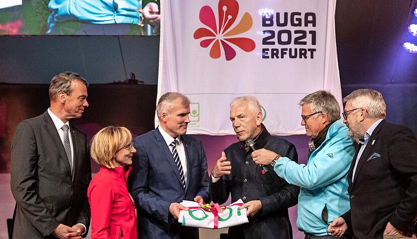 OB Harry Mergel überreichte die Buga-Fahne an Andreas Bausewein, Oberbürgermeister der Stadt Erfurt, wo die nächste Bundesgartenschau 2021 stattfindet.  Foto: Christian Klose