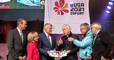 OB Harry Mergel überreichte die Buga-Fahne an Andreas Bausewein, Oberbürgermeister der Stadt Erfurt, wo die nächste Bundesgartenschau 2021 stattfindet.  Foto: Christian Klose