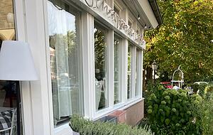 Schon vor der T&uuml;r begr&uuml;&szlig;en den Gast pastellig-freundliche Arrangements.