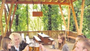 Urige Umgebung: Ein Prosit der Wald-Gemütlichkeit. Urige Umgebung: Ein Prosit der Wald-Gemütlichkeit.