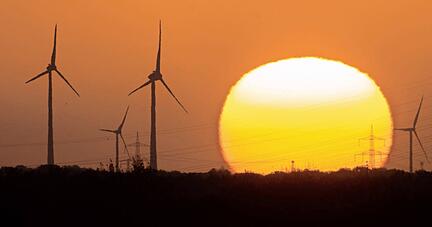 Das Klimaschutzkonzept des Hohenlohekreises wurde bereits vor vier Jahren pr&auml;sentiert. Die Experten des neuen Klimazentrums bei der Abfallwirtschaft sollen es endlich mit Leben f&uuml;llen.
Foto: dpa