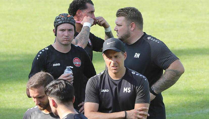 Julian Grupp (von links) sowie seine Co-Trainer Marco Sautter und Robin Neupert haben klare Ansichten bezüglich des Saisonziels von Türkspor Neckarsulm.