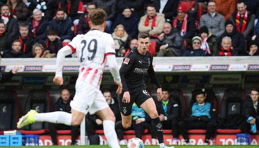 Gladbachs Yannik Engelhardt: wenig Durchkommen gegen den SC Freiburg.