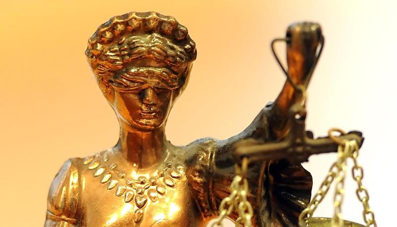 Eine goldfarbene Justitia-Figur. Eine goldfarbene Justitia-Figur.