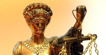 Eine goldfarbene Justitia-Figur.