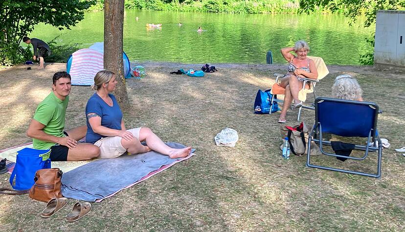Campingst&uuml;hle mit guter Aussicht: Marie Sch&auml;fer und ihre Bekannte Ibo B&ouml;hm genie&szlig;en den Platz unter B&auml;umen. Auch das junge Paar links wirkt entspannt.