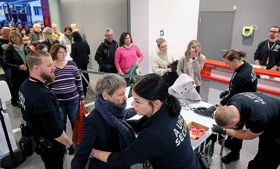 Aufgrund von strengen Sicherheitsvorkehrungen mussten Besucher der Veranstaltung eine Stunde vor Beginn des Wahlchecks vor Ort sein.