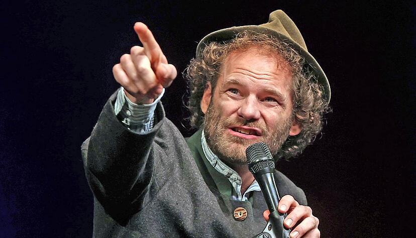 Faszination Bayern oder: Das Laszive hat sich Maxi Schafroth bei Shakira abgeguckt. Das Publikum im ausverkauften Kom&ouml;dienhaus Heilbronn liegt dem Kabarettisten mit dem schnarrenden Allg&auml;uer Tonfall zu F&uuml;&szlig;en.
Foto: Ralf Seidel