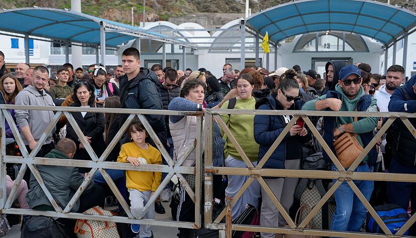 Schnell weg: Am F&auml;hrhafen herrscht Hochbetrieb.