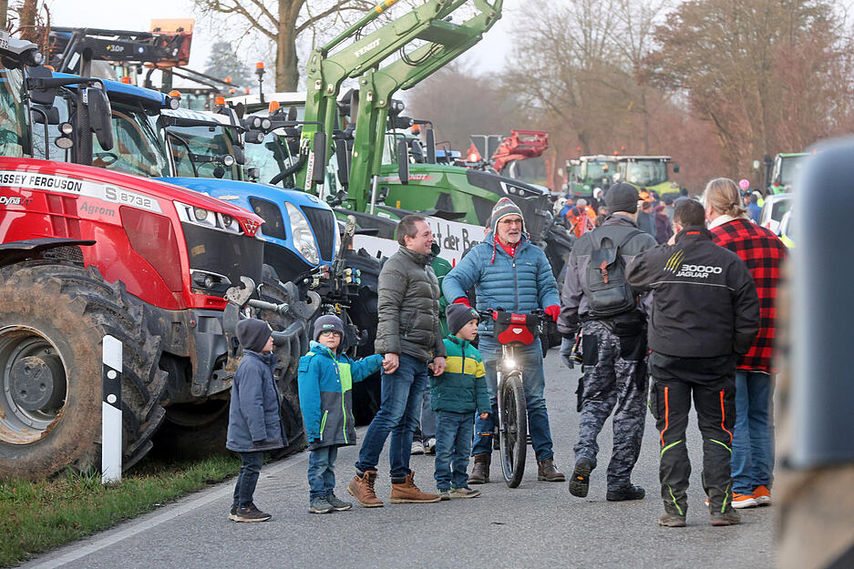 Die Straßenschilder weisen den Weg nach Bad Wimpfen und zur Autobahn, doch die Traktoren der Landwirte versperren vor der Lidl-Zentrale den Weg. Die Straßenschilder weisen den Weg nach Bad Wimpfen und zur Autobahn, doch die Traktoren der Landwirte versperren vor der Lidl-Zentrale den Weg.