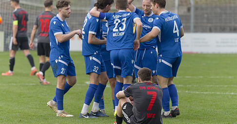 Der Eppinger Dejan Tomic (vorne) sitzt nach Abpfiff entt&auml;uscht auf dem Rasen, w&auml;hrend die Heddesheimer feiern.