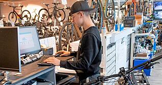 Ohne PC geht in einer modernen Fahrradwerkstatt nicht mehr viel. Ohne PC geht in einer modernen Fahrradwerkstatt nicht mehr viel.