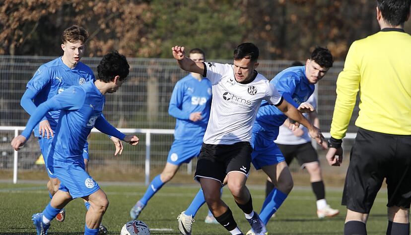 Robin Dörner und der VfR Heilbronn zeigen gegen die wuselige U23 des Regionalligisten Astoria Walldorf nach harter Vorbereitung eine "ansprechende Leistung".