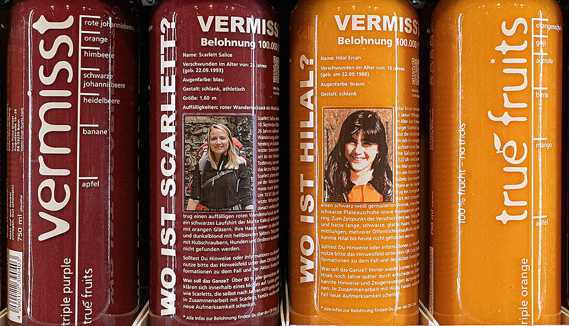 Flaschen des Getränkeherstellers True Fruits stehen in einem Regal (undatiert): Darauf sind die Vermisstenfahndung nach Scarlett Salice (l, Copyright Ralf Salice) und Hilal Ercan (Copyright Abbas Ercan) mit Fotos abgedruckt.