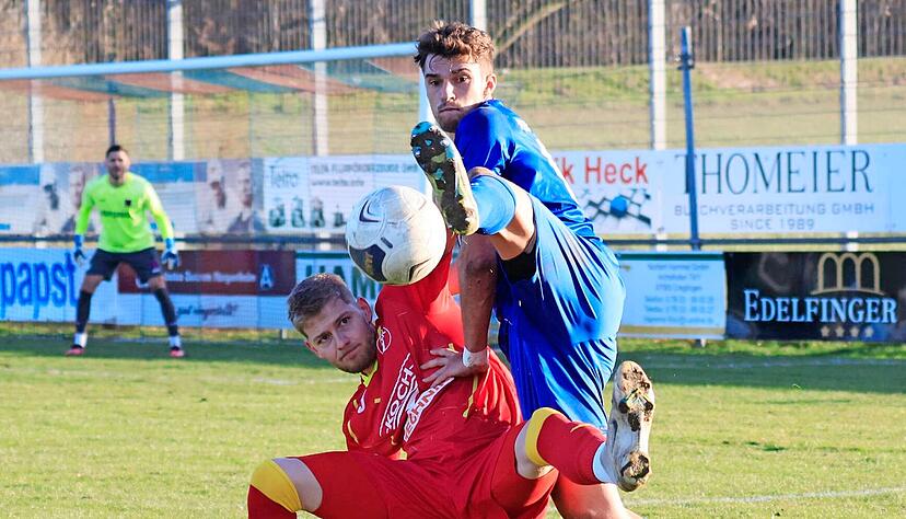 Hollenbachs Kapit&auml;n Marius Uhl (rechts) zeigt ganzen Einsatz im Zweikampf. Trotzdem verlor der FSV 0:2. Den sp&auml;ten Pforzheimer F&uuml;hrungstreffer erzielte Willie Till Sauerborn, der hier noch zu Boden gedr&uuml;ckt wird.
Foto: Marc Schmerbeck