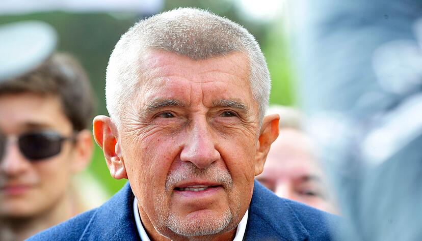 Der tschechische Milliard&auml;r und Gr&uuml;nder der Partei ANO, Andrej Babis, bei einem Wahlkampfauftritt im Prager Stadtteil Modrany. Nun will der Ex-Regierungschef mit einem rechten Dreierb&uuml;ndnis zur&uuml;ck an die Macht. (Archivbild)