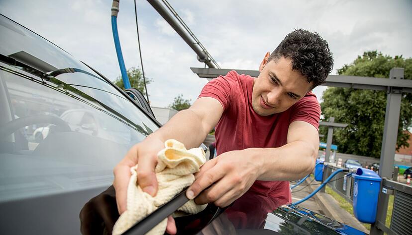 Wischer sauber, Sicht klar: Beim Fr&uuml;hjahrsputz am Auto die Wischerbl&auml;tter vorsichtig mit einem weichen Tuch und Wischwasser reinigen &ndash; scharfe Reiniger k&ouml;nnen die Gummis angreifen.