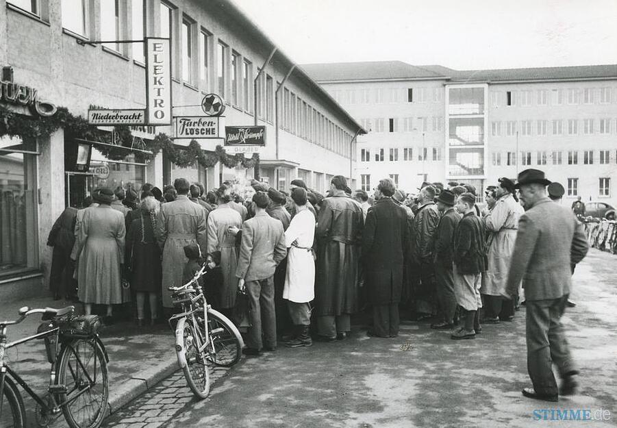 1954: Beim WM Finale herrscht vor dem Elektrogeschäft Niederbracht am Wollhausplatz dichtes Gedränge. 1954: Beim WM Finale herrscht vor dem Elektrogeschäft Niederbracht am Wollhausplatz dichtes Gedränge.